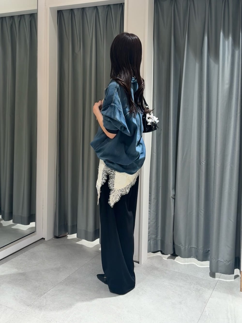 ブルー系のシャツ/ブラウス、ホワイト系のシャツ/ブラウス、ブラック系のスラックスを着用したレディースの冬コーディネートの3枚目の写真