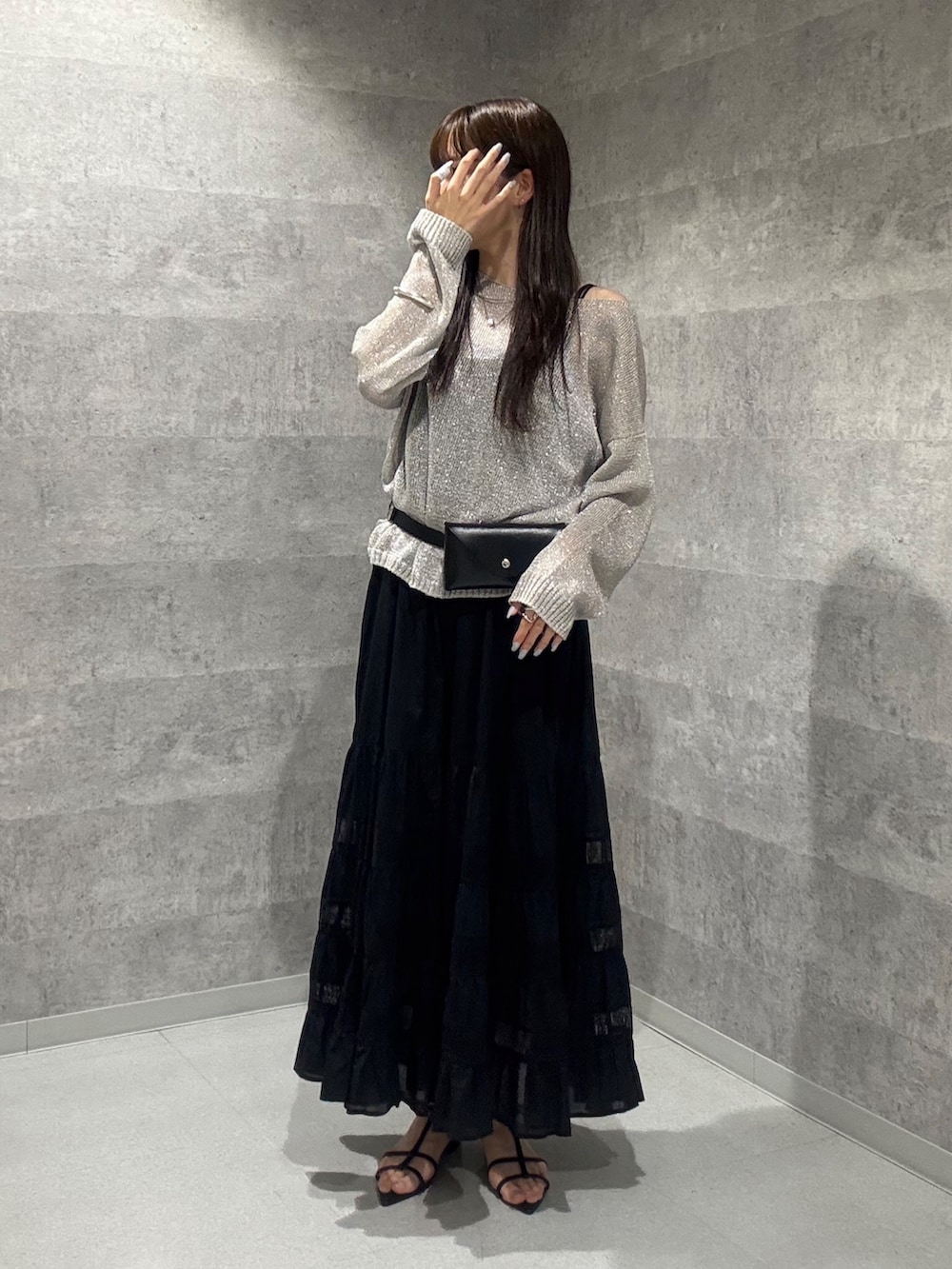 「モノトーン、ワンピース、デートコーデ、ロングスカート、きれいめカジュアル、レイヤードスタイル、シアートップス、ラクチンコーデ、オトナカジュアル、おでかけコーデ、ワントーンコーデ」｜「DouDouのラメプルオーバー（ニット/セーター、シルバー系）」を使った、karinさん（骨格ウェーブ・レディース・165cm）の夏コーディネートの3枚目の写真