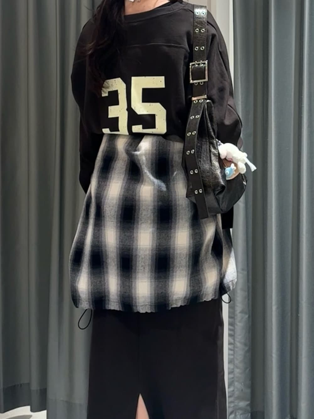 ブラウン系のスウェット、ブラック系のシャツ/ブラウス、ブラウン系のスカートを着用したレディースの冬コーディネートの3枚目の写真