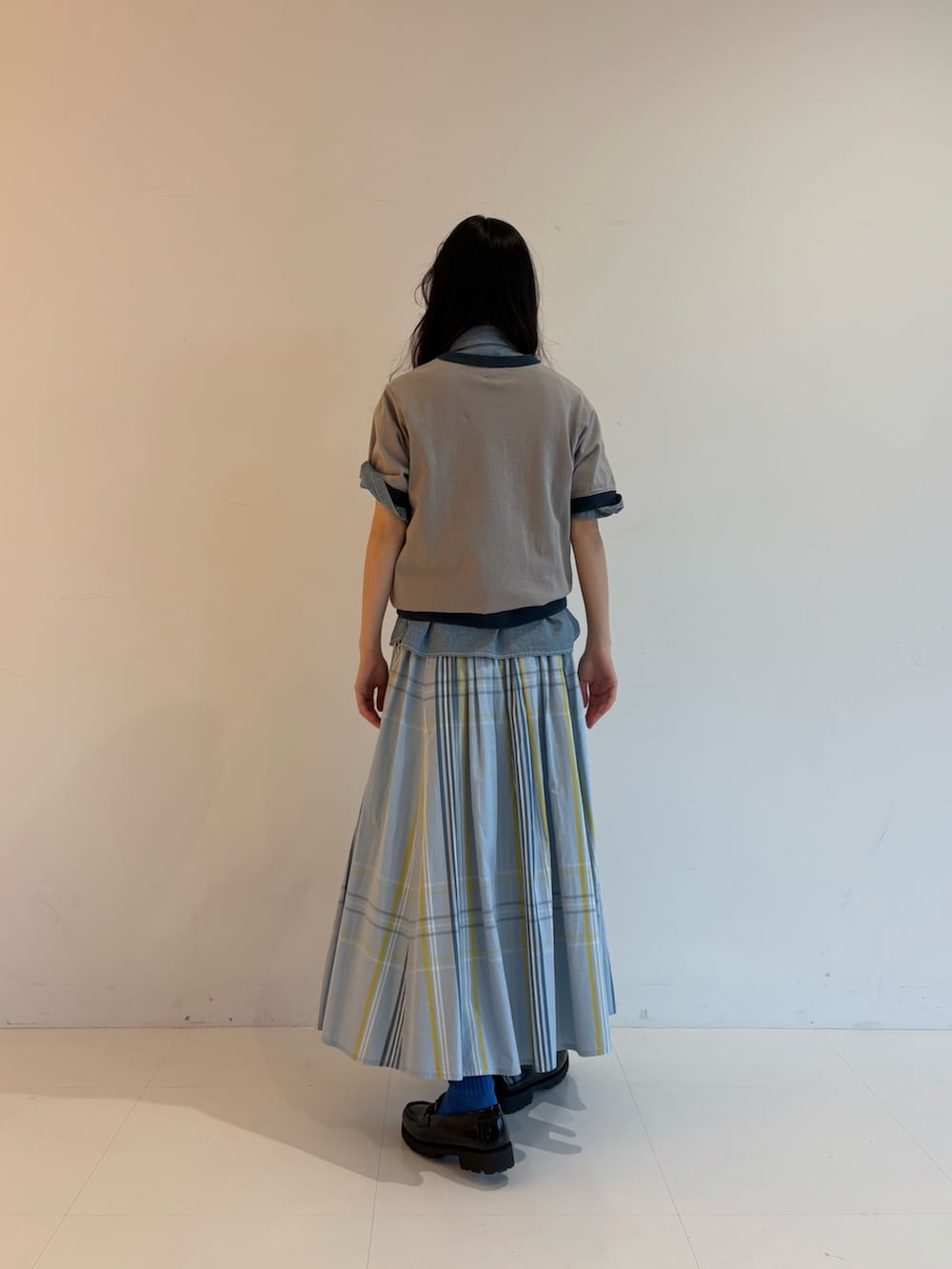 ブルー系のスカートを着用したレディースの冬コーディネートの4枚目の写真