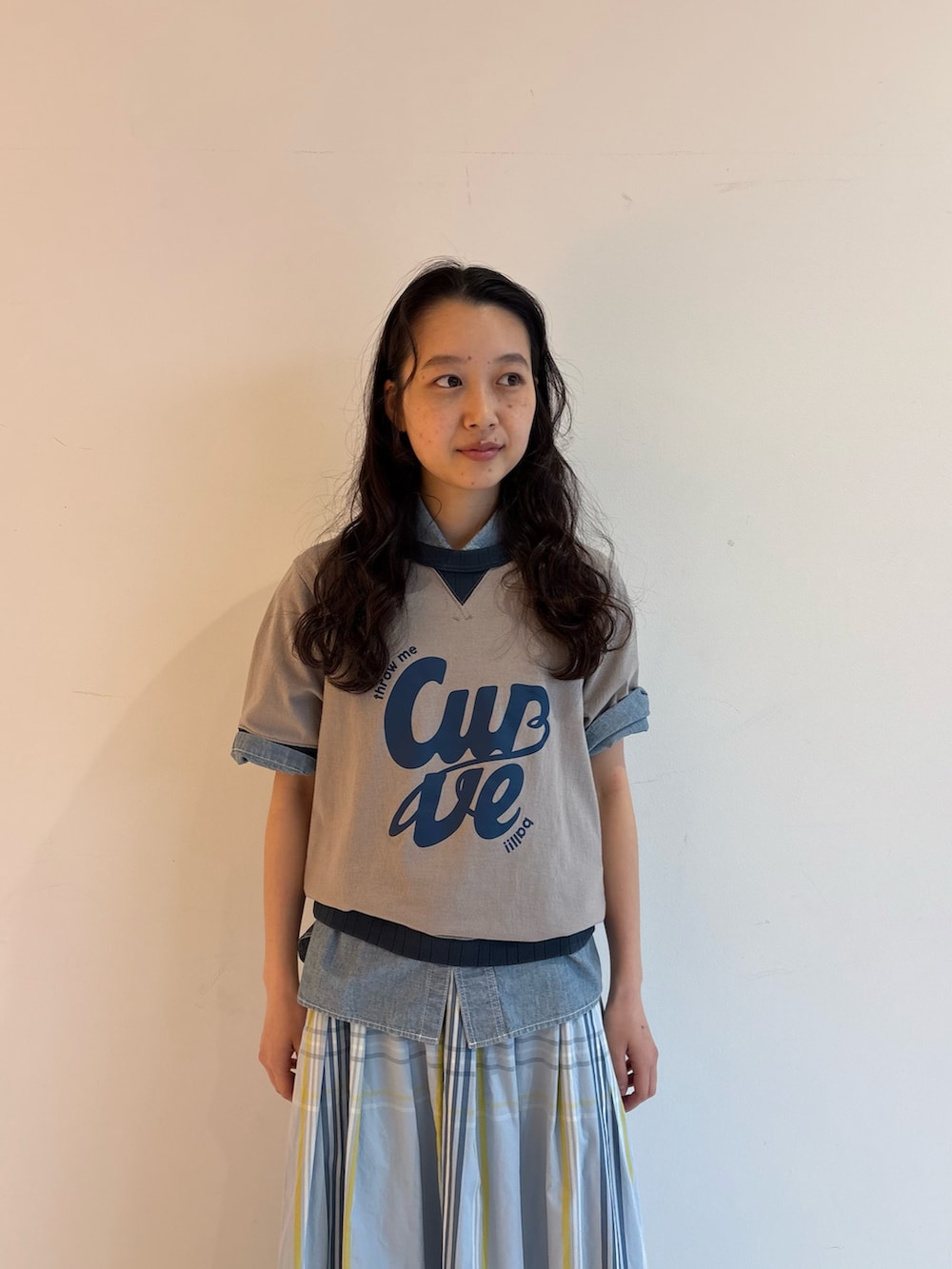 ブルー系のスカートを着用したレディースの冬コーディネートの5枚目の写真