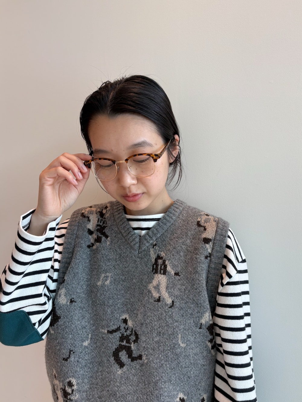 グレー系のベスト、ブルー系のデニムパンツ、ホワイト系のTシャツ/カットソーを着用したレディースの夏コーディネートの6枚目の写真