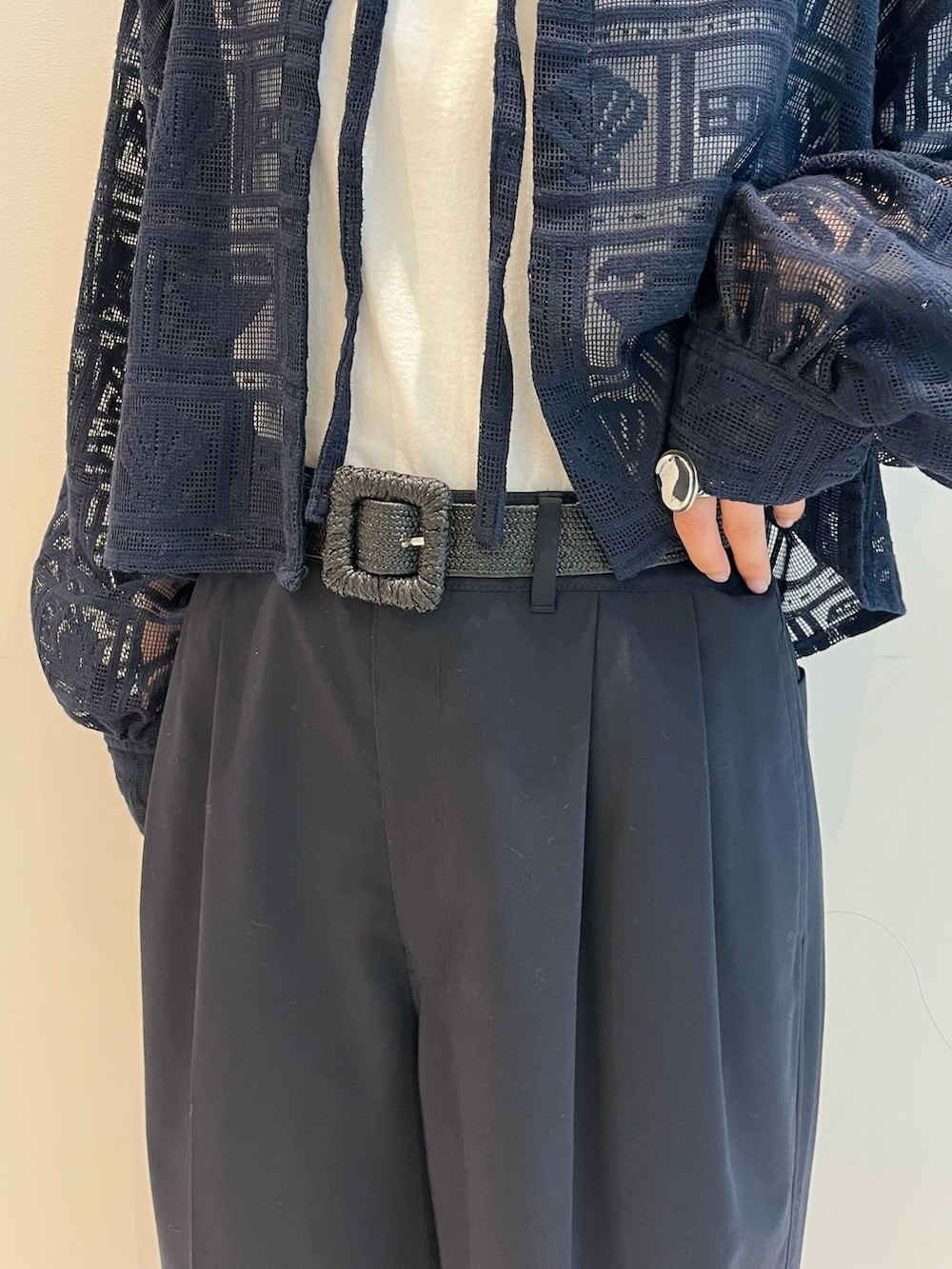 レッド系のサンダル、ホワイト系のTシャツ/カットソー、ブルー系のシャツ/ブラウスを着用したレディースの夏コーディネートの7枚目の写真