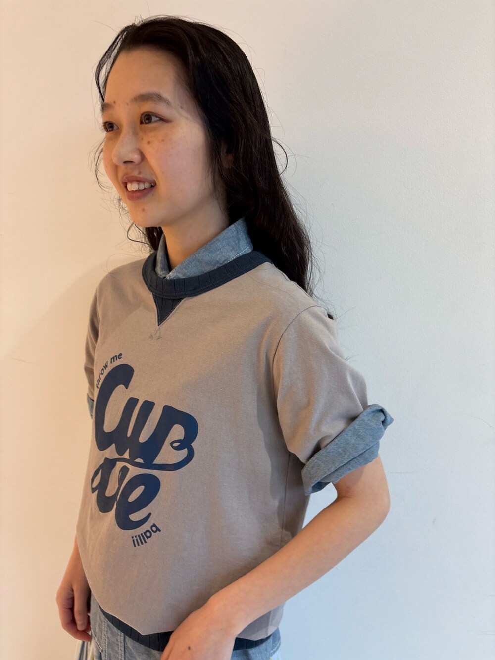 ブルー系のスカートを着用したレディースの冬コーディネートの6枚目の写真