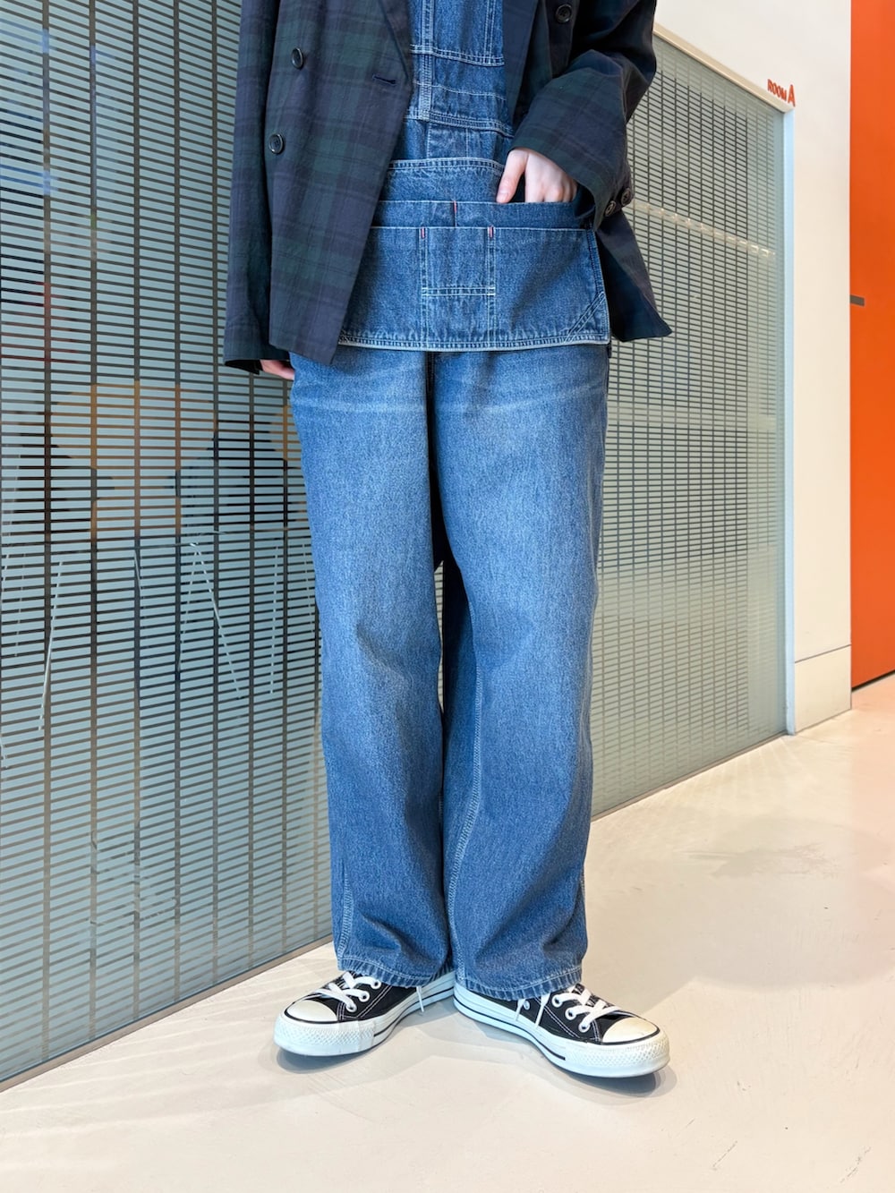 ブルー系のサロペット/オーバーオール、ブルー系のテーラードジャケットを着用したレディースの冬コーディネートの5枚目の写真