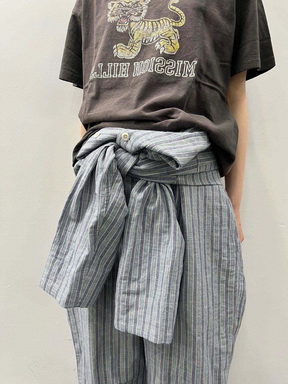 ホワイト系のサンダルを着用したレディースの夏コーディネートの5枚目の写真