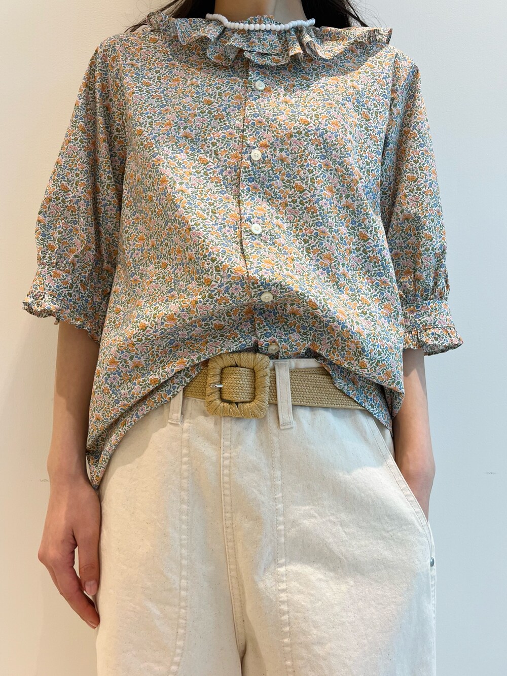 ホワイト系のシャツ/ブラウス、ベージュ系のその他パンツ、ベージュ系のベルトを着用したレディースの夏コーディネートの7枚目の写真