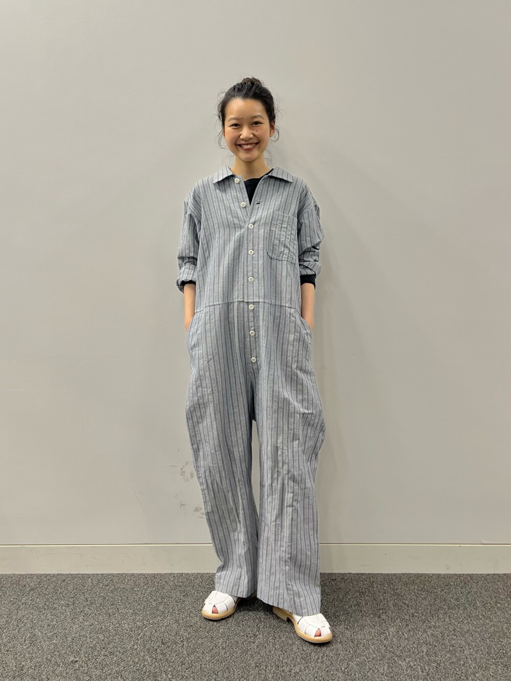 ホワイト系のサンダルを着用したレディースの夏コーディネートの6枚目の写真