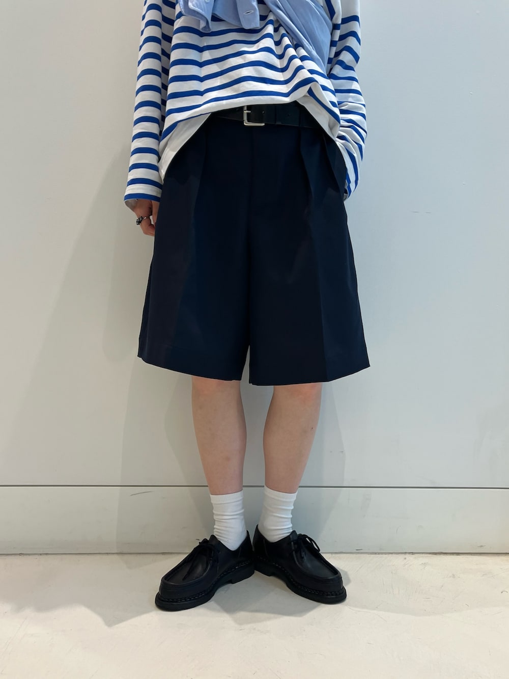 ブラック系のモカシン/デッキシューズ、ブルー系のシャツ/ブラウスを着用したレディースの夏コーディネートの7枚目の写真