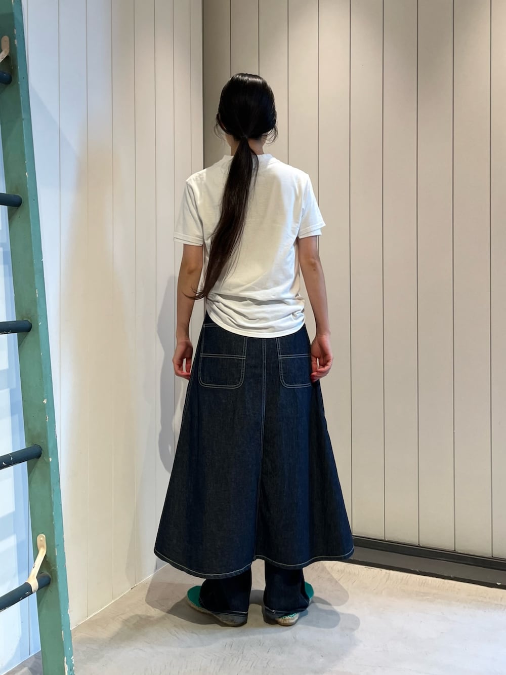 ホワイト系のTシャツ/カットソー、ベージュ系のTシャツ/カットソー、ブルー系のデニムスカートを着用したレディースの夏コーディネートの3枚目の写真