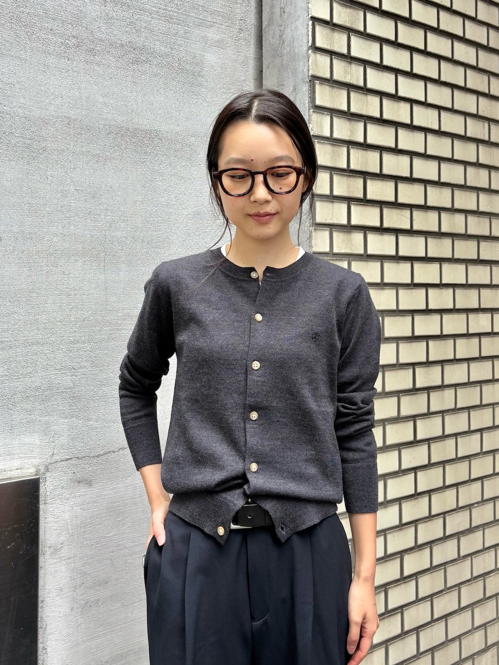 グレー系のカーディガン/ボレロ、ブルー系のスラックス、ブラック系のドレスシューズを着用したレディースの秋コーディネートの4枚目の写真