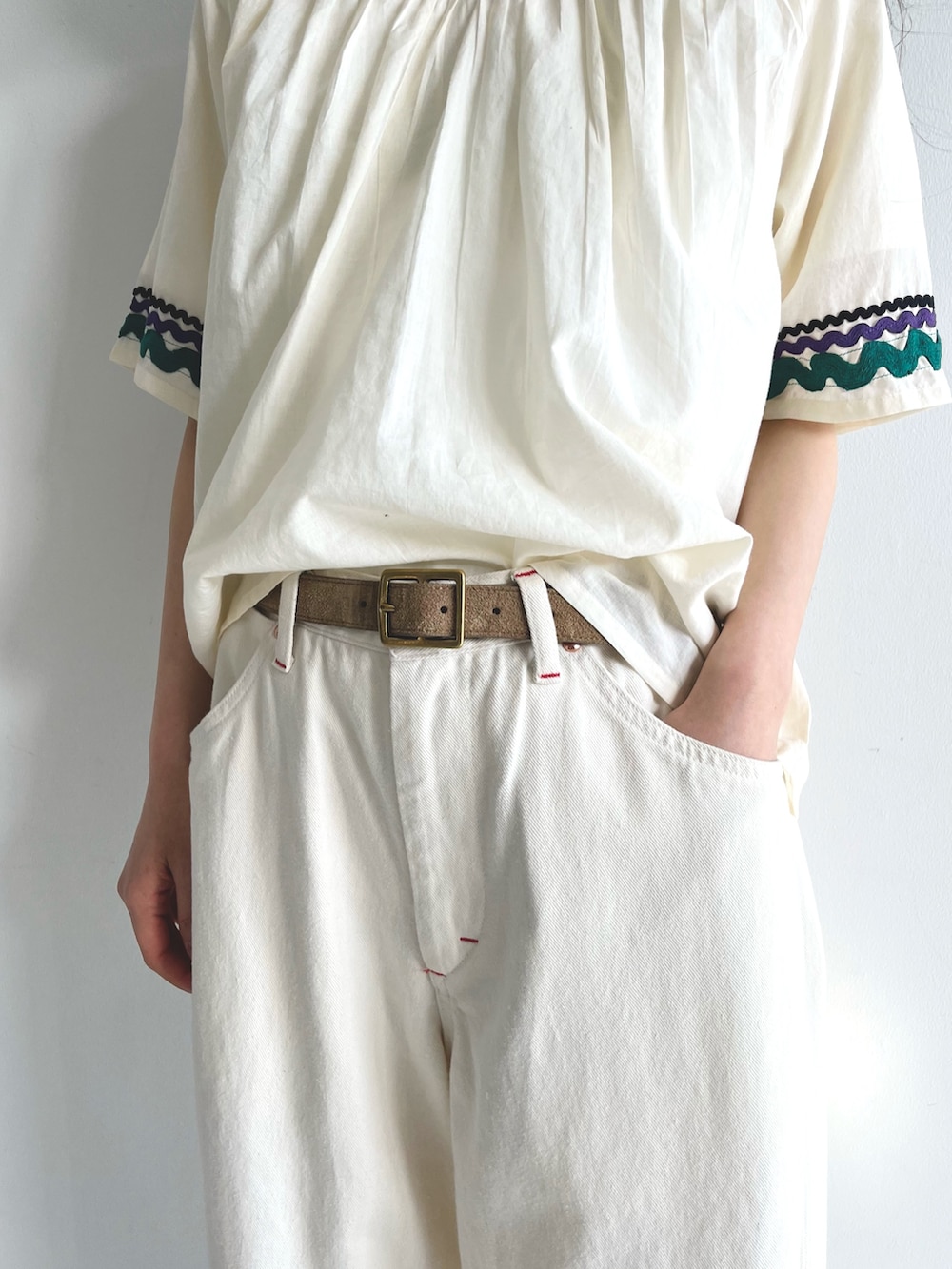 ホワイト系のシャツ/ブラウス、ホワイト系のその他パンツ、ベージュ系のローファーを着用したレディースの春コーディネートの6枚目の写真