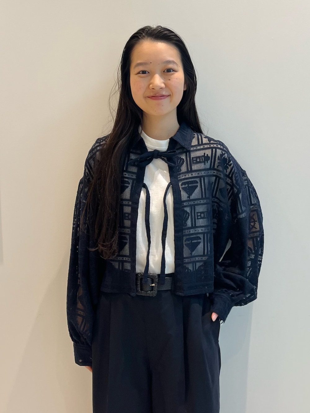 レッド系のサンダル、ホワイト系のTシャツ/カットソー、ブルー系のシャツ/ブラウスを着用したレディースの夏コーディネートの4枚目の写真