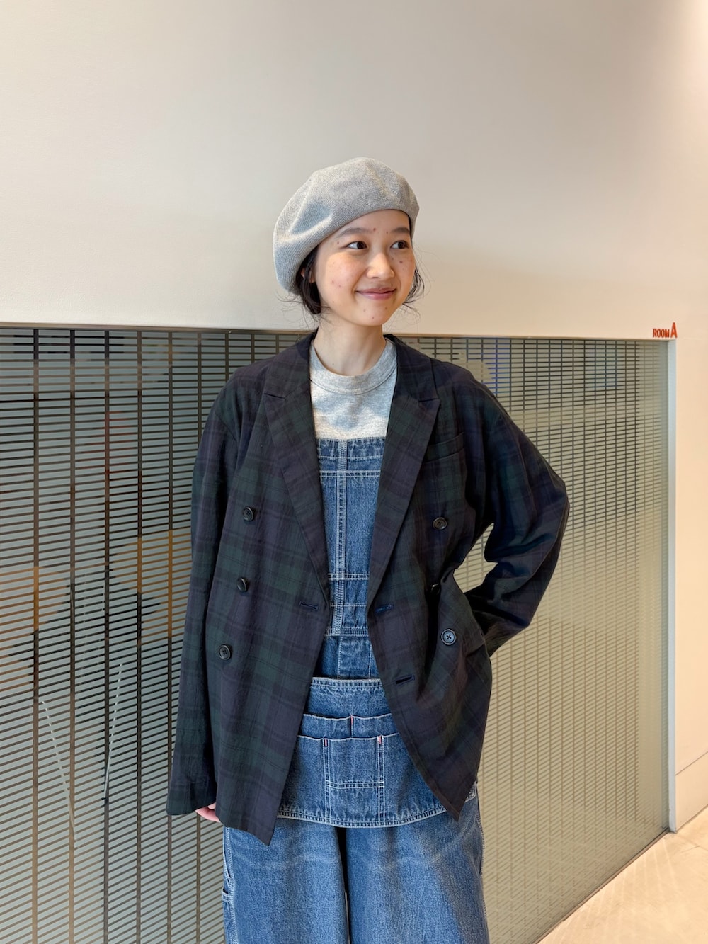 ブルー系のサロペット/オーバーオール、ブルー系のテーラードジャケットを着用したレディースの冬コーディネートの4枚目の写真