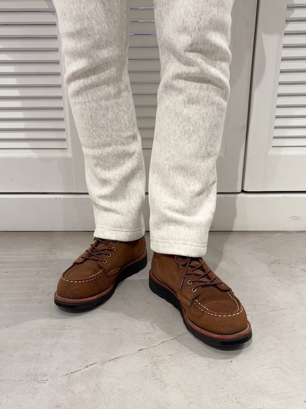 ホワイト系のスウェットパンツ、その他のメガネを着用したレディースの秋コーディネートの8枚目の写真