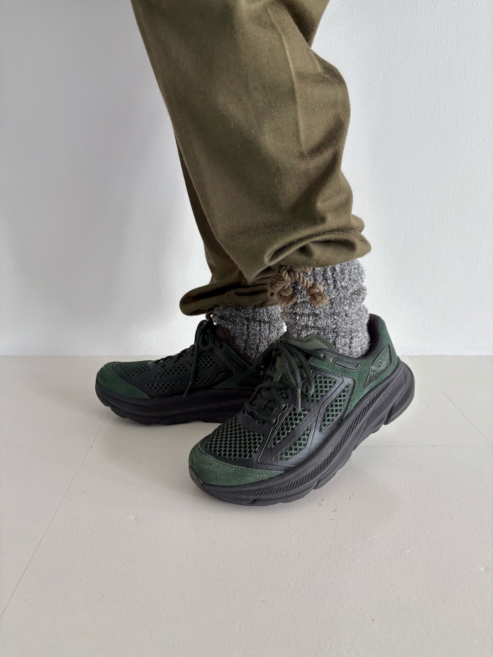 ブラウン系のダウンベスト、グリーン系のその他パンツ、グリーン系のTシャツ/カットソーを着用したレディースの秋コーディネートの7枚目の写真