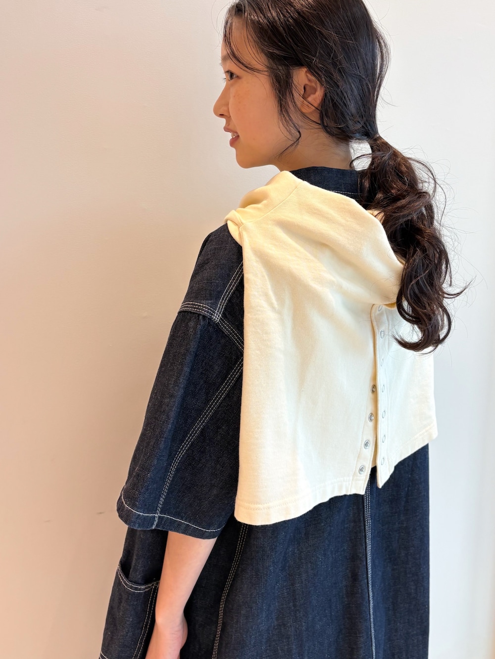 ホワイト系のカーディガン/ボレロ、ブルー系のカバーオール、ブルー系のワンピースを着用したレディースの冬コーディネートの8枚目の写真