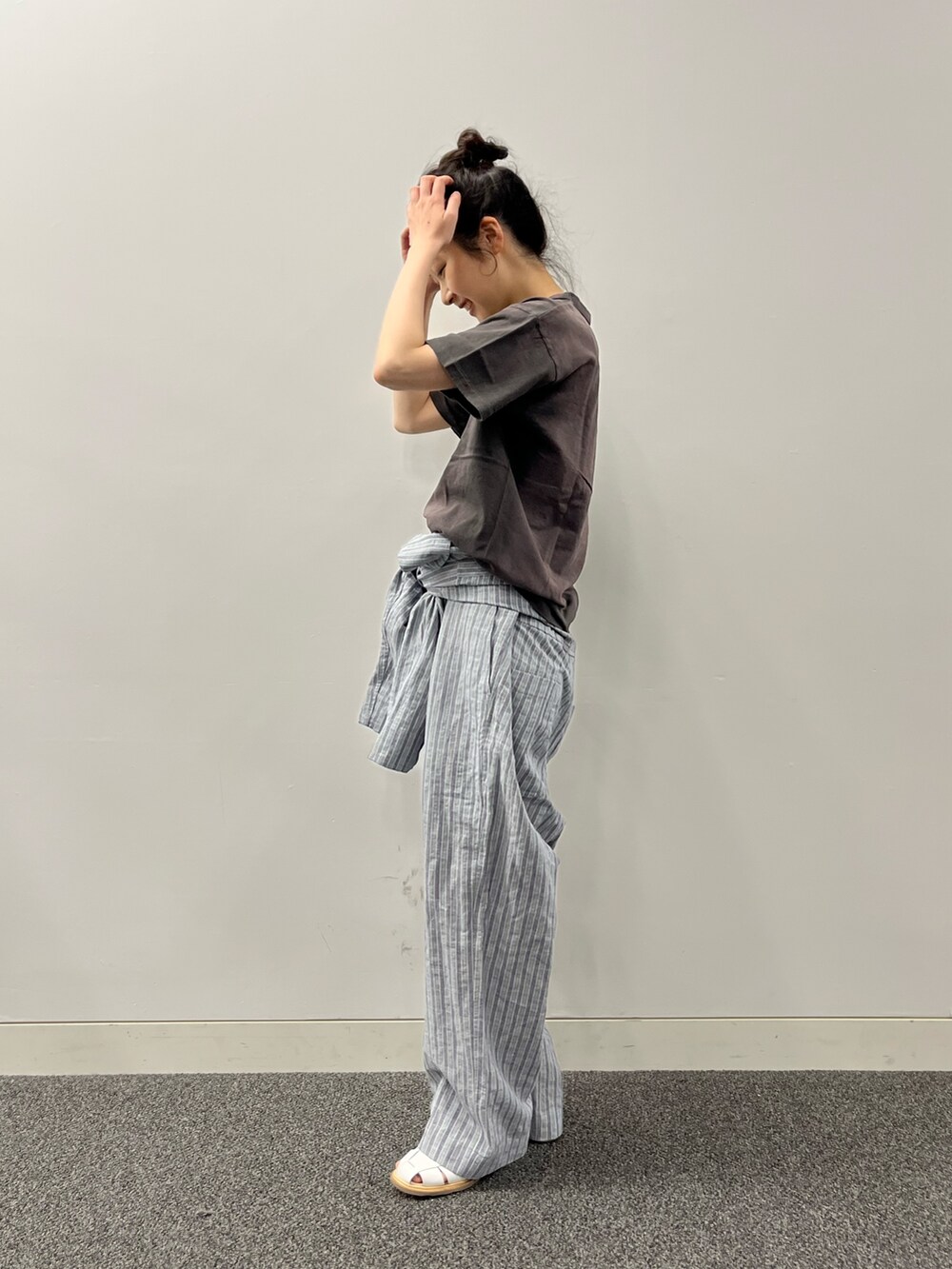 ホワイト系のサンダルを着用したレディースの夏コーディネートの2枚目の写真