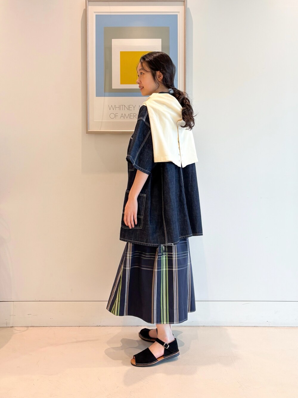 ホワイト系のカーディガン/ボレロ、ブルー系のカバーオール、ブルー系のワンピースを着用したレディースの冬コーディネートの3枚目の写真