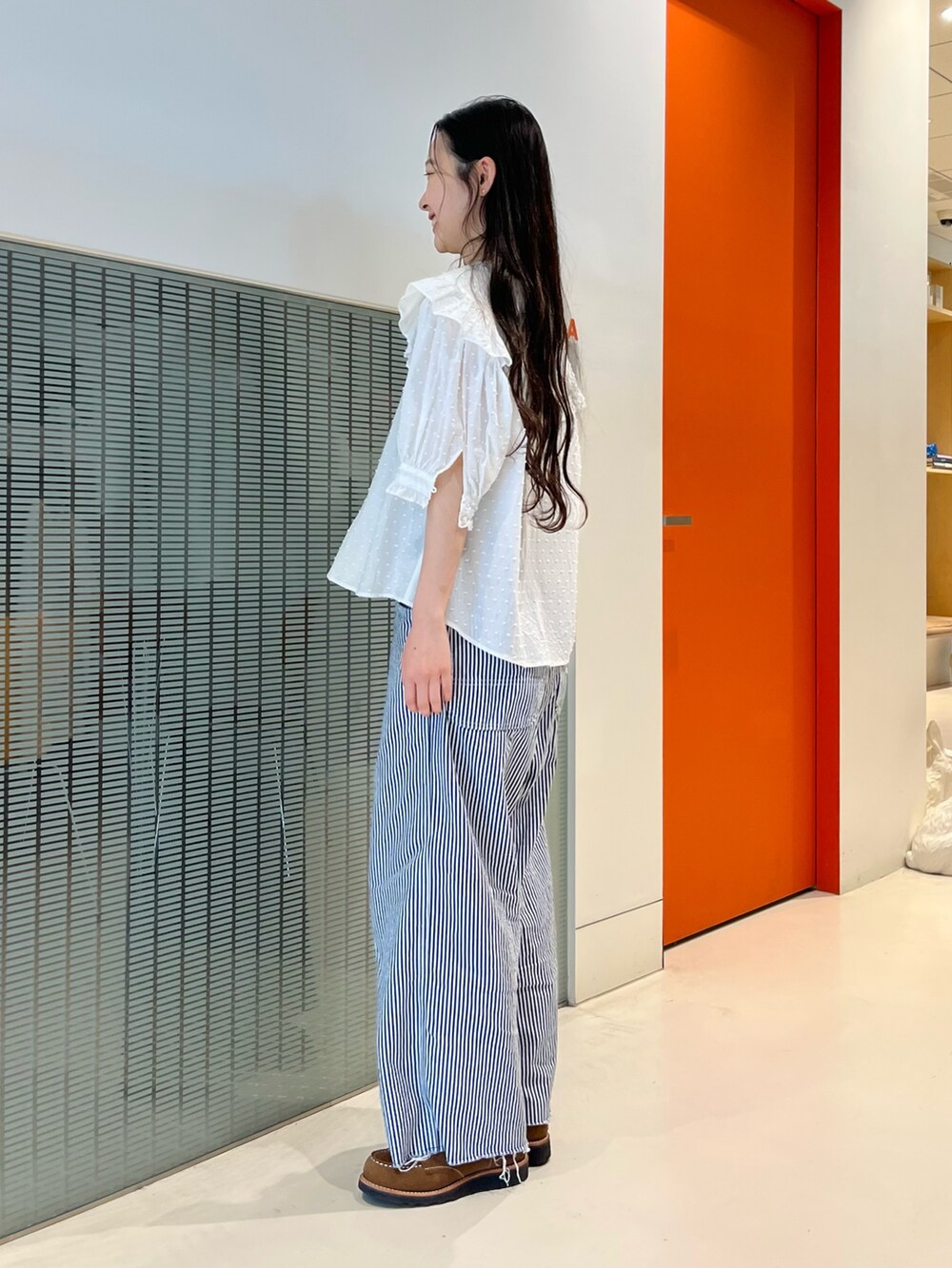 その他のその他パンツ、ホワイト系のシャツ/ブラウスを着用したレディースの春コーディネートの2枚目の写真