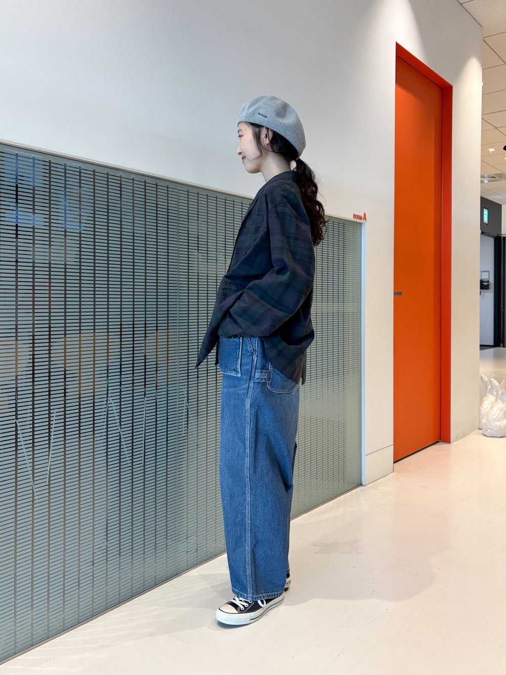 ブルー系のサロペット/オーバーオール、ブルー系のテーラードジャケットを着用したレディースの冬コーディネートの2枚目の写真