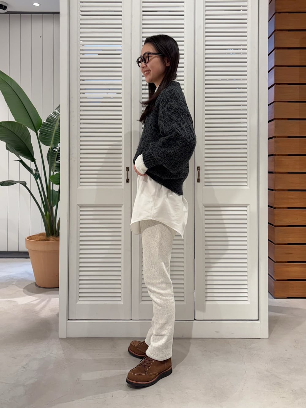ホワイト系のスウェットパンツ、その他のメガネを着用したレディースの秋コーディネートの2枚目の写真