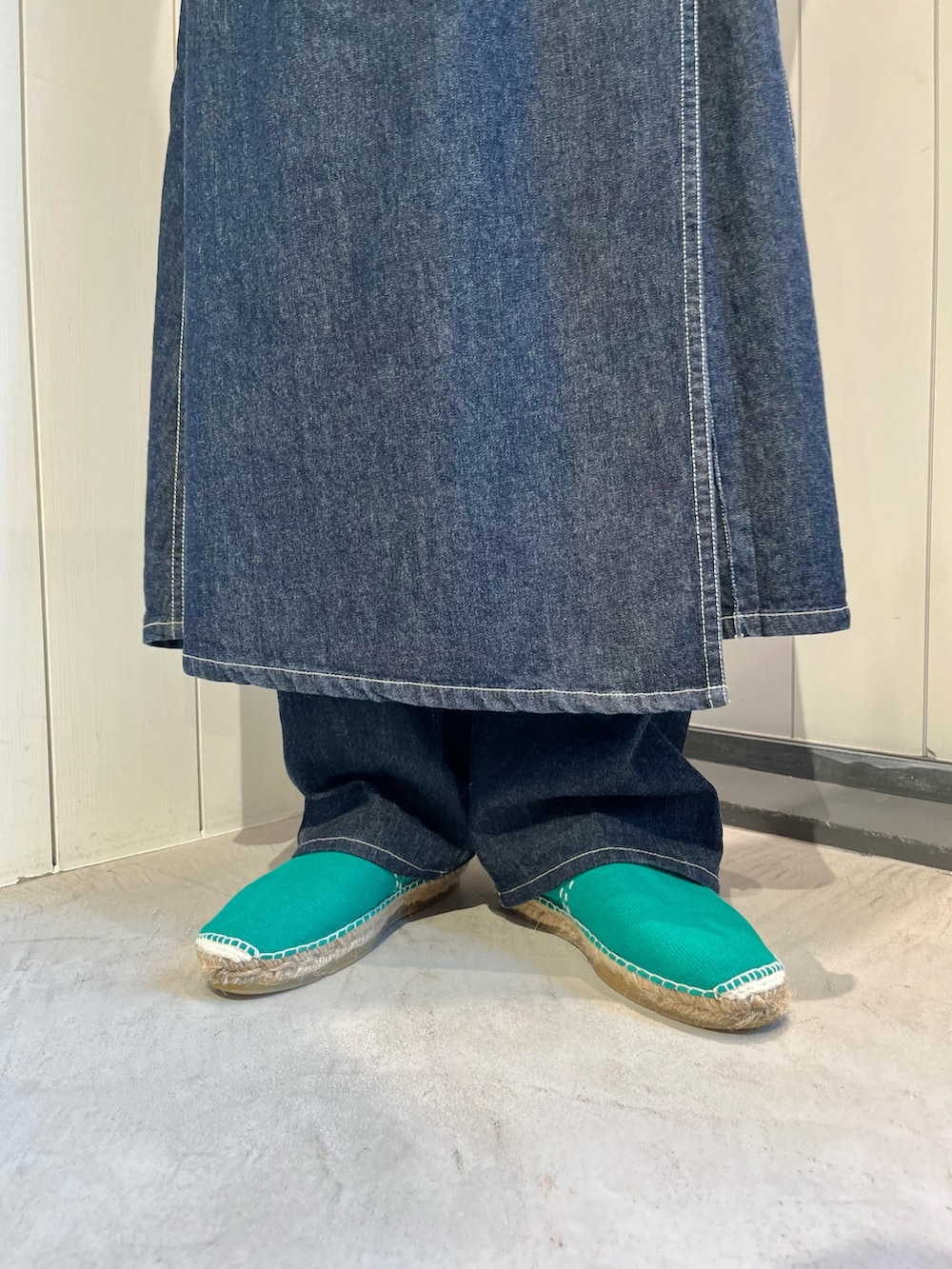 ホワイト系のTシャツ/カットソー、ベージュ系のTシャツ/カットソー、ブルー系のデニムスカートを着用したレディースの夏コーディネートの7枚目の写真