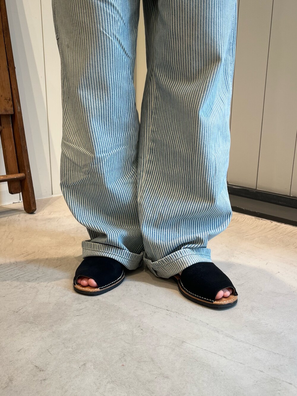 ブルー系のニット/セーターを着用したレディースの夏コーディネートの6枚目の写真