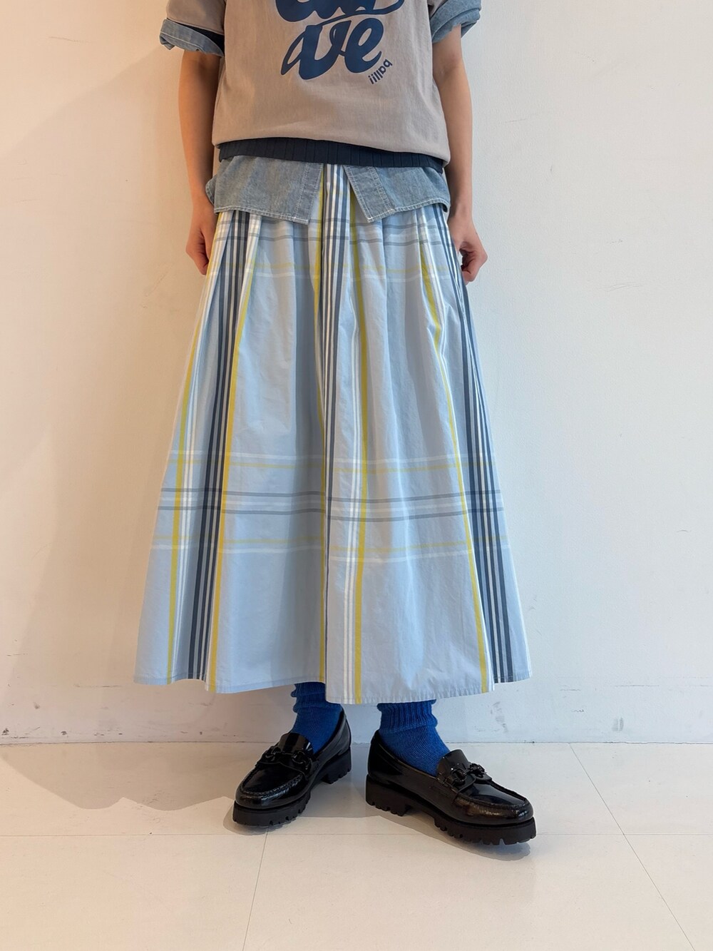 ブルー系のスカートを着用したレディースの冬コーディネートの7枚目の写真