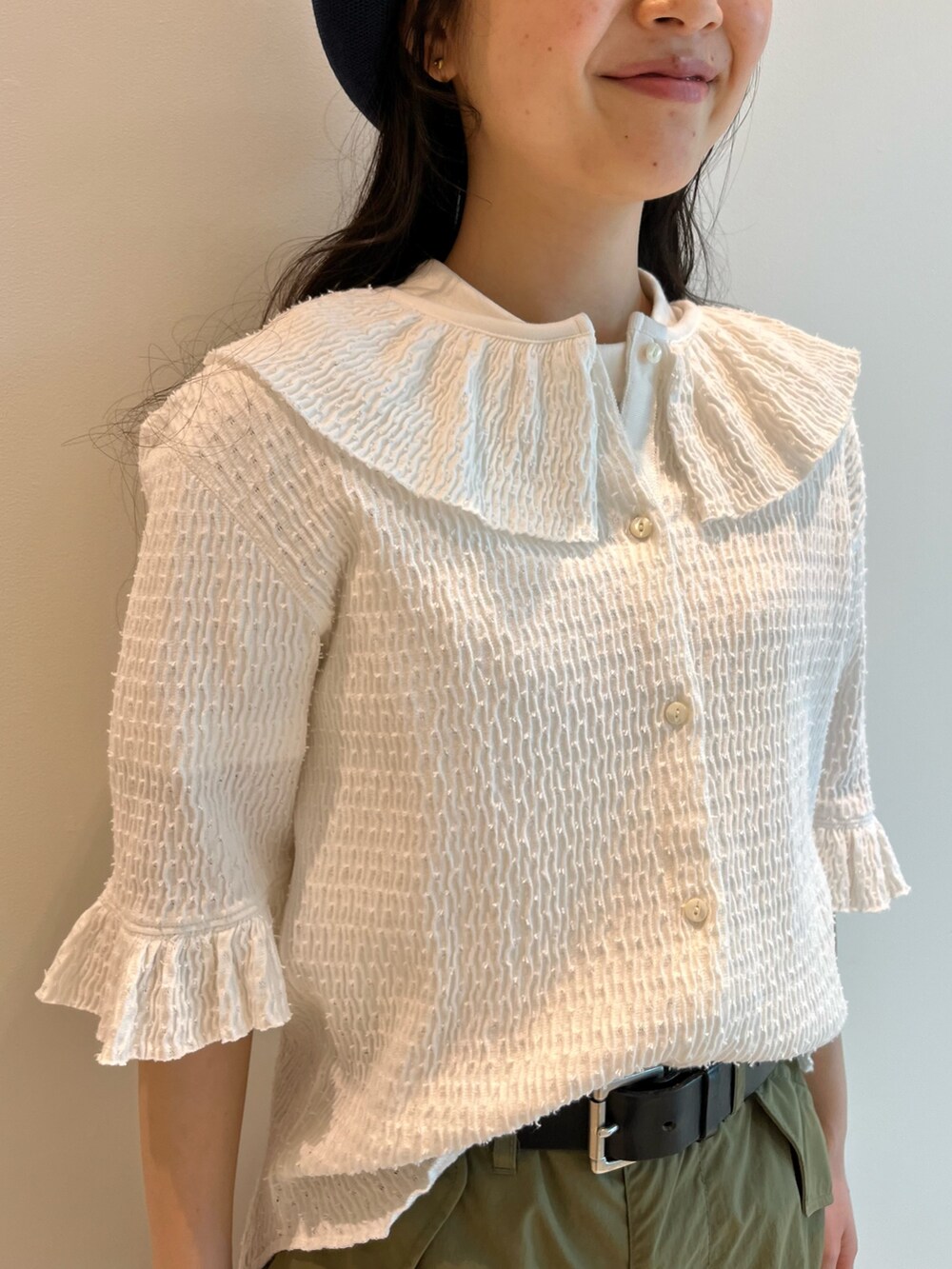 ホワイト系のTシャツ/カットソー、パープル系のスニーカー、ブルー系のハンチング/ベレー帽を着用したレディースの春コーディネートの7枚目の写真