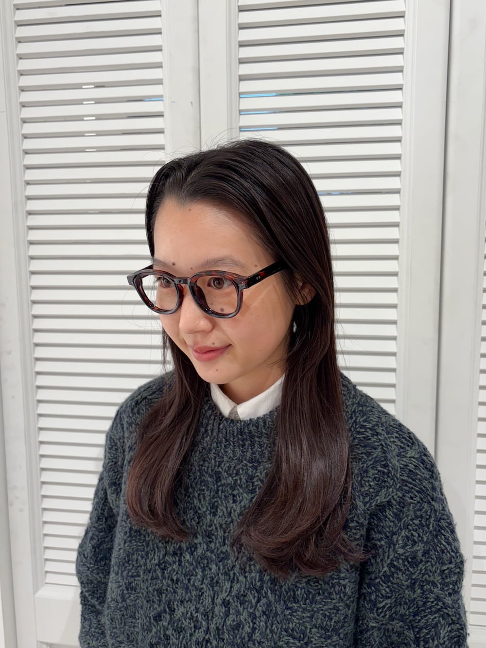 ホワイト系のスウェットパンツ、その他のメガネを着用したレディースの秋コーディネートの5枚目の写真