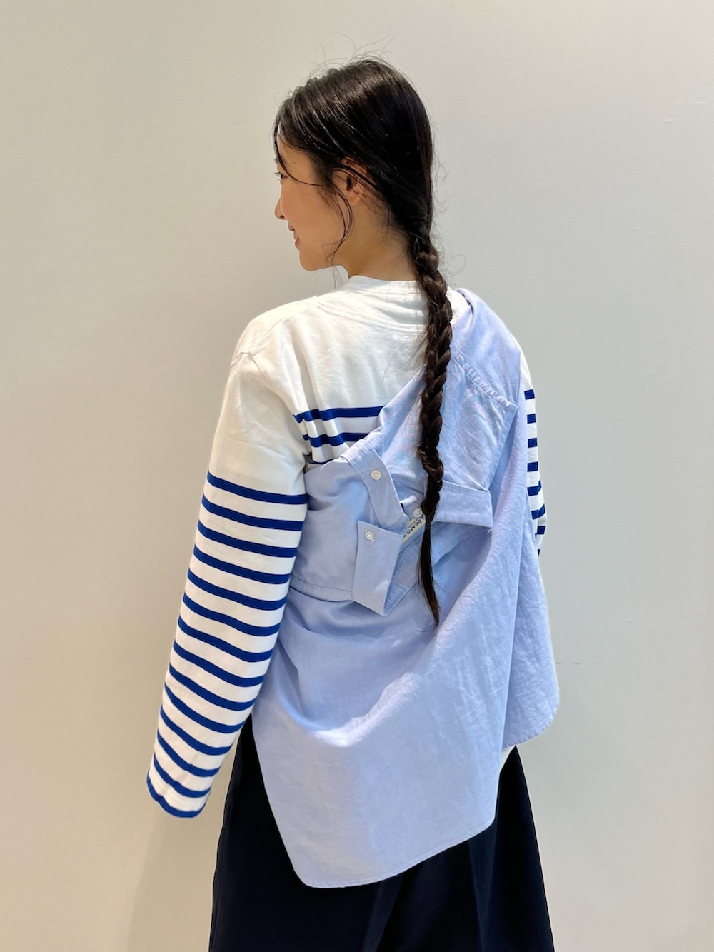 ブラック系のモカシン/デッキシューズ、ブルー系のシャツ/ブラウスを着用したレディースの夏コーディネートの6枚目の写真