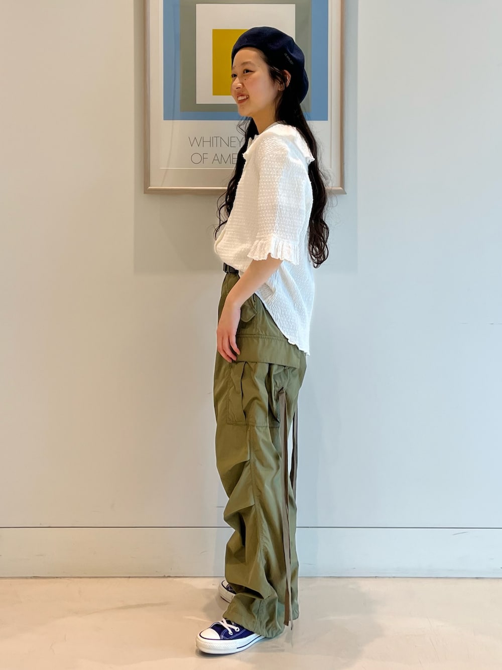ホワイト系のTシャツ/カットソー、パープル系のスニーカー、ブルー系のハンチング/ベレー帽を着用したレディースの春コーディネートの2枚目の写真