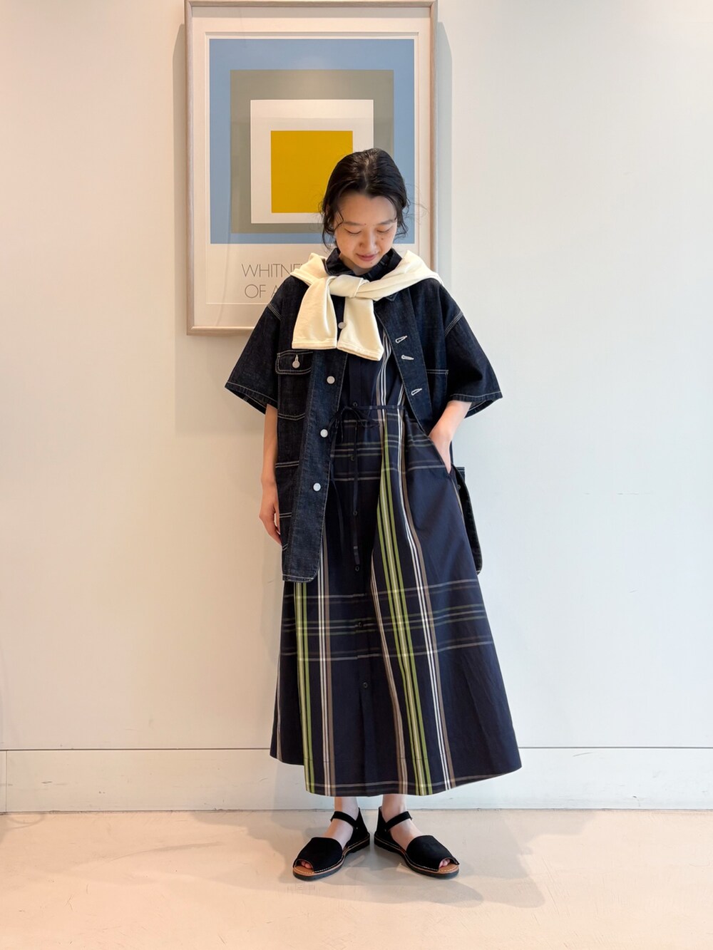 ホワイト系のカーディガン/ボレロ、ブルー系のカバーオール、ブルー系のワンピースを着用したレディースの冬コーディネートの2枚目の写真