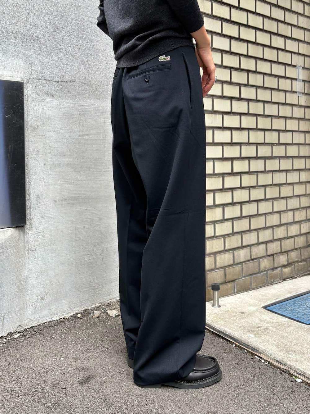 グレー系のカーディガン/ボレロ、ブルー系のスラックス、ブラック系のドレスシューズを着用したレディースの秋コーディネートの6枚目の写真