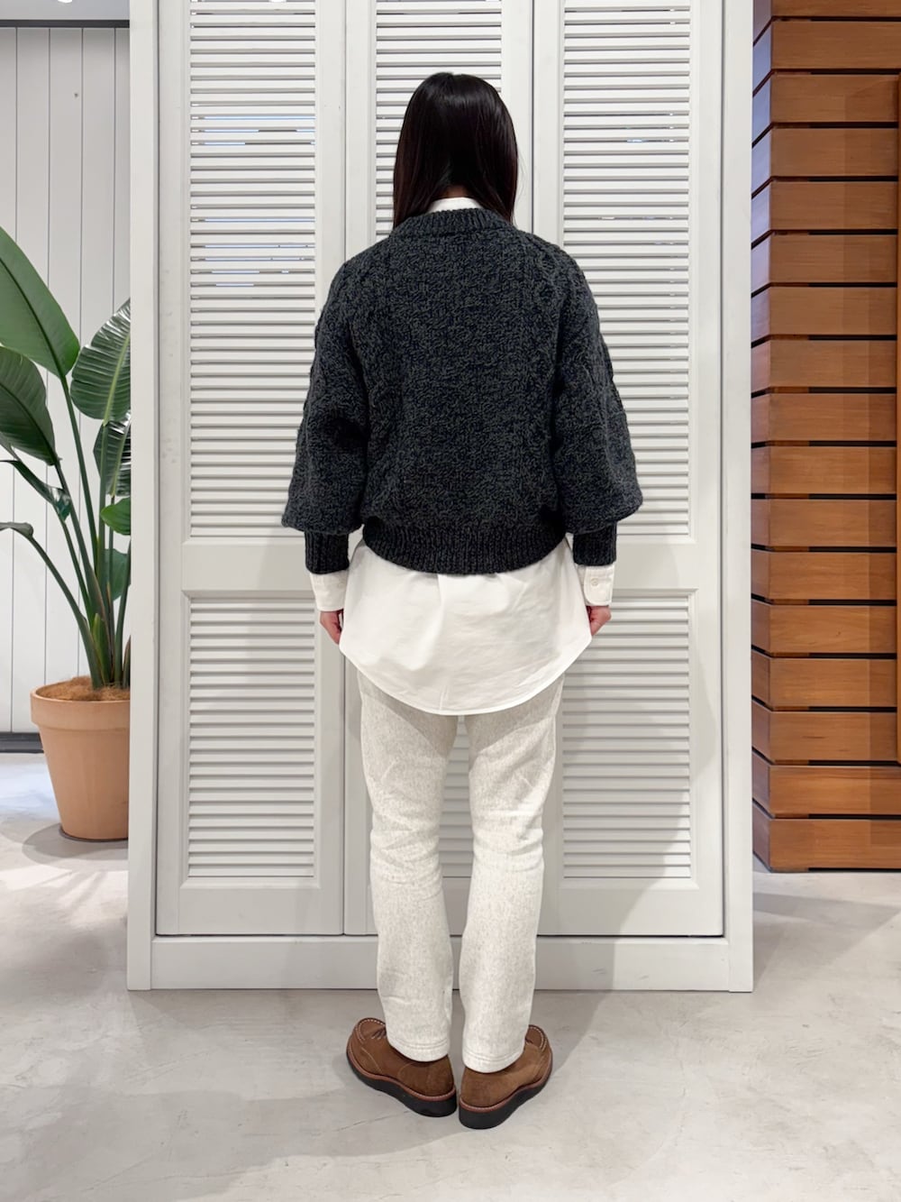 ホワイト系のスウェットパンツ、その他のメガネを着用したレディースの秋コーディネートの3枚目の写真