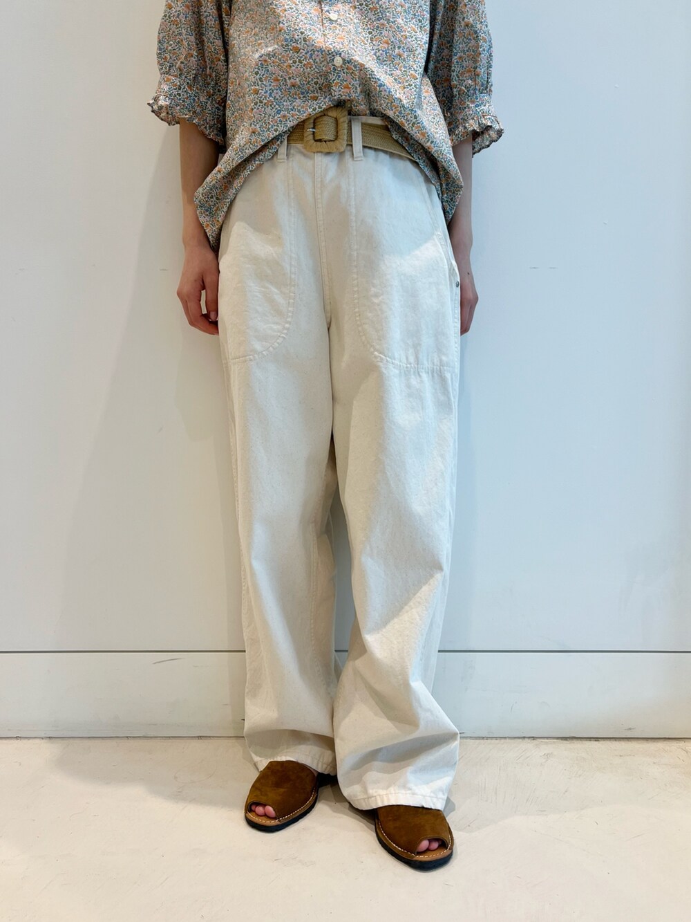 ホワイト系のシャツ/ブラウス、ベージュ系のその他パンツ、ベージュ系のベルトを着用したレディースの夏コーディネートの6枚目の写真