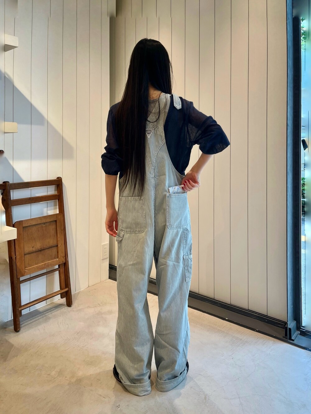 ブルー系のニット/セーターを着用したレディースの夏コーディネートの2枚目の写真