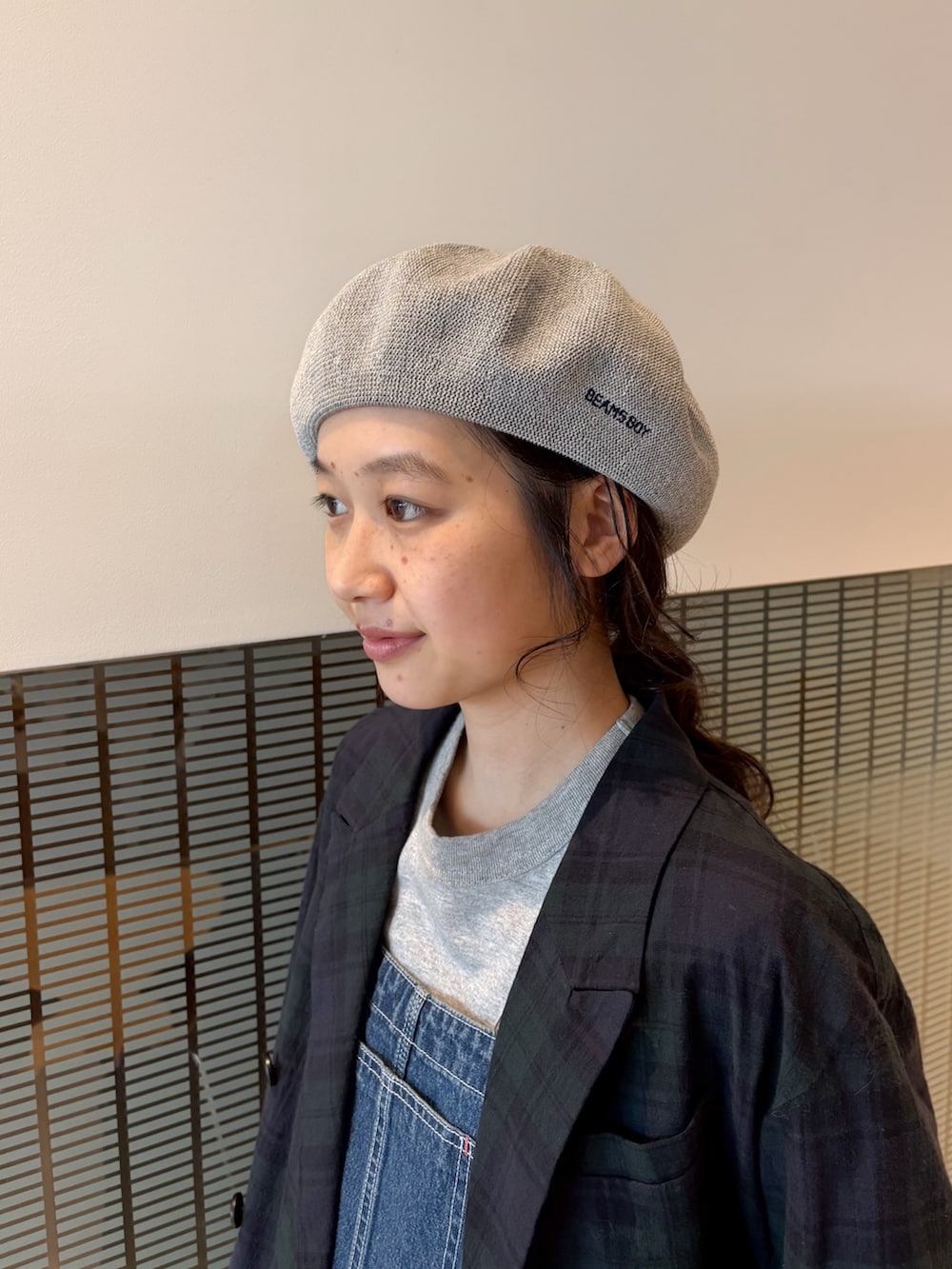 ブルー系のサロペット/オーバーオール、ブルー系のテーラードジャケットを着用したレディースの冬コーディネートの6枚目の写真