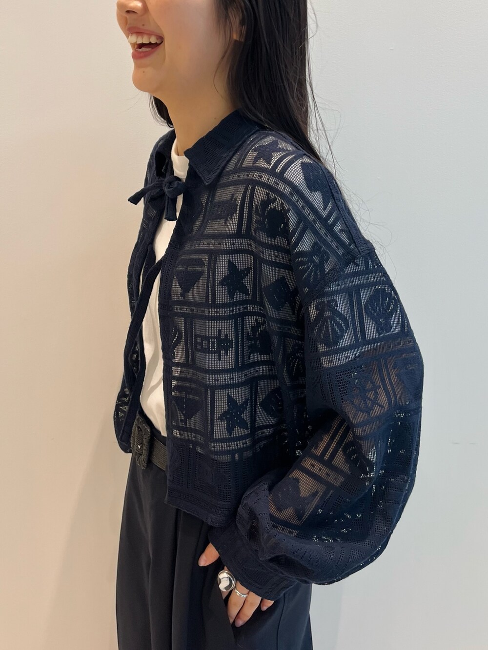 レッド系のサンダル、ホワイト系のTシャツ/カットソー、ブルー系のシャツ/ブラウスを着用したレディースの夏コーディネートの5枚目の写真