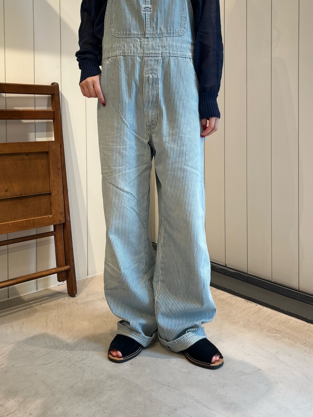 ブルー系のニット/セーターを着用したレディースの夏コーディネートの5枚目の写真