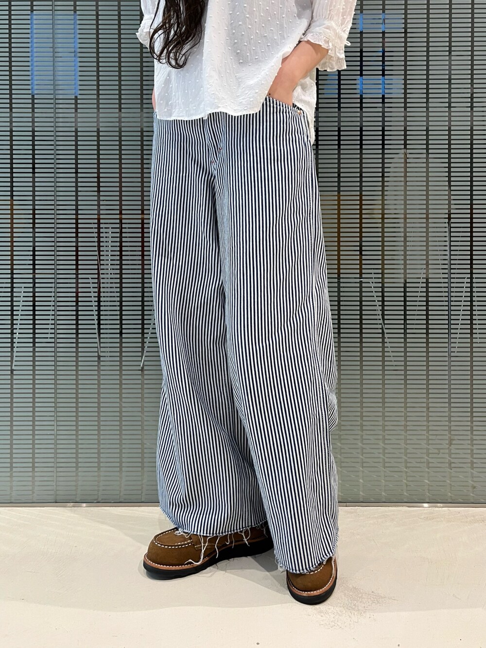 その他のその他パンツ、ホワイト系のシャツ/ブラウスを着用したレディースの春コーディネートの5枚目の写真