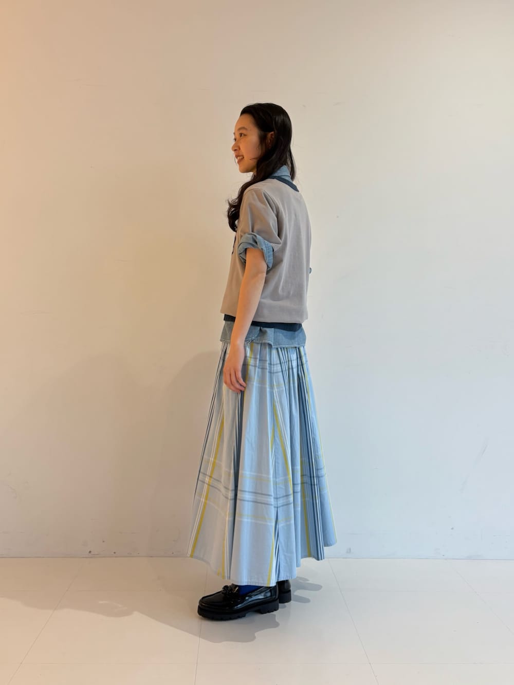 ブルー系のスカートを着用したレディースの冬コーディネートの3枚目の写真