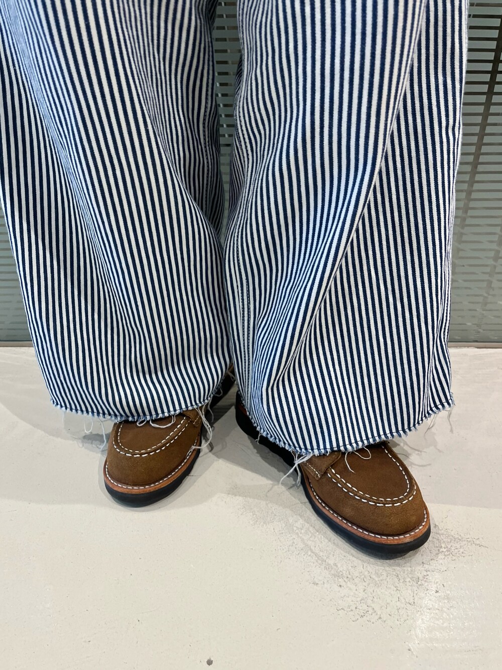 その他のその他パンツ、ホワイト系のシャツ/ブラウスを着用したレディースの春コーディネートの6枚目の写真