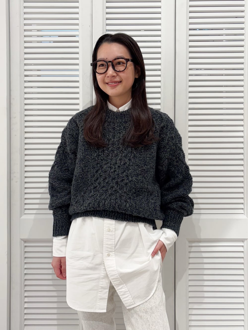 ホワイト系のスウェットパンツ、その他のメガネを着用したレディースの秋コーディネートの4枚目の写真