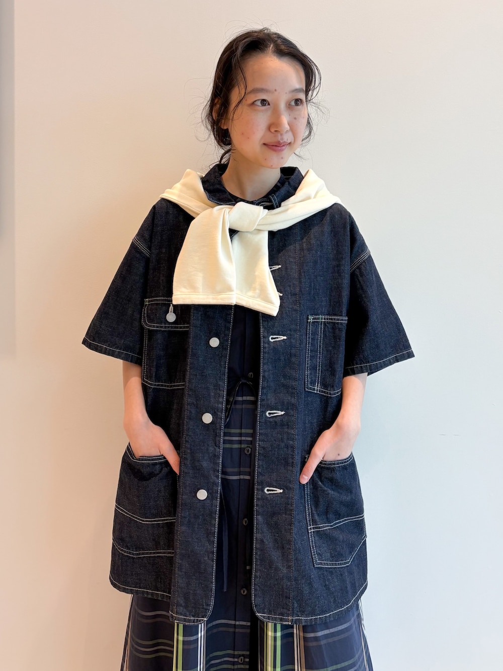 ホワイト系のカーディガン/ボレロ、ブルー系のカバーオール、ブルー系のワンピースを着用したレディースの冬コーディネートの5枚目の写真