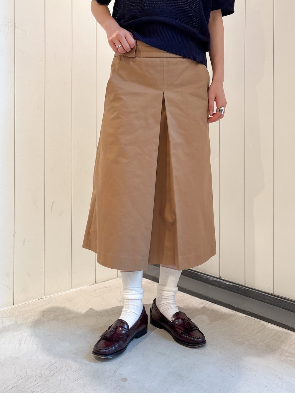 ブルー系のポロシャツ、レッド系のローファー、ホワイト系のソックス/靴下を着用したレディースの夏コーディネートの5枚目の写真