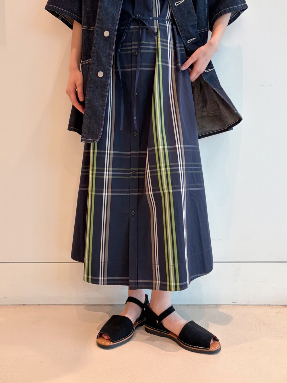 ホワイト系のカーディガン/ボレロ、ブルー系のカバーオール、ブルー系のワンピースを着用したレディースの冬コーディネートの6枚目の写真