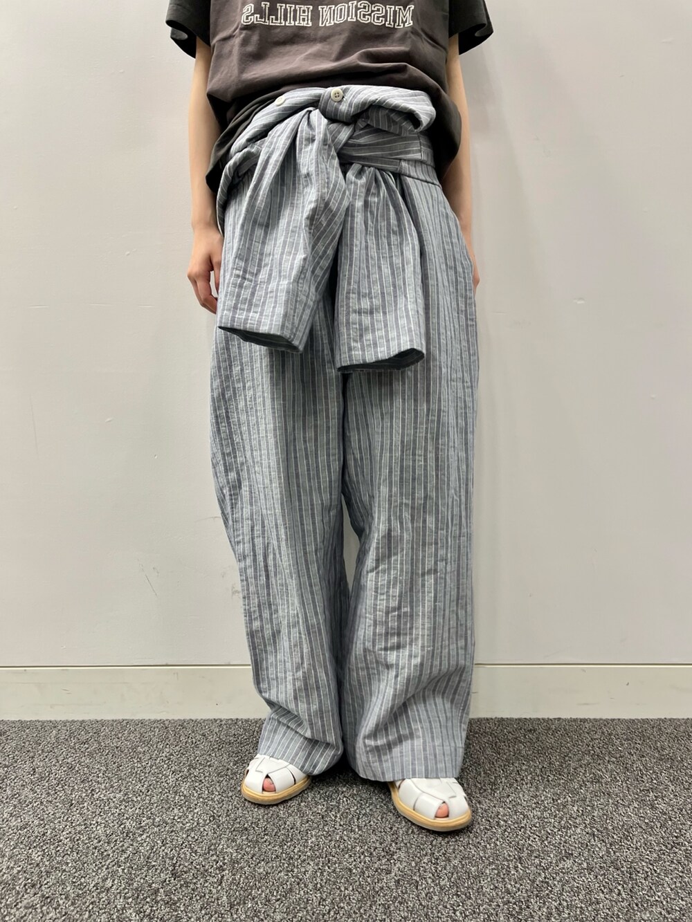 ホワイト系のサンダルを着用したレディースの夏コーディネートの4枚目の写真