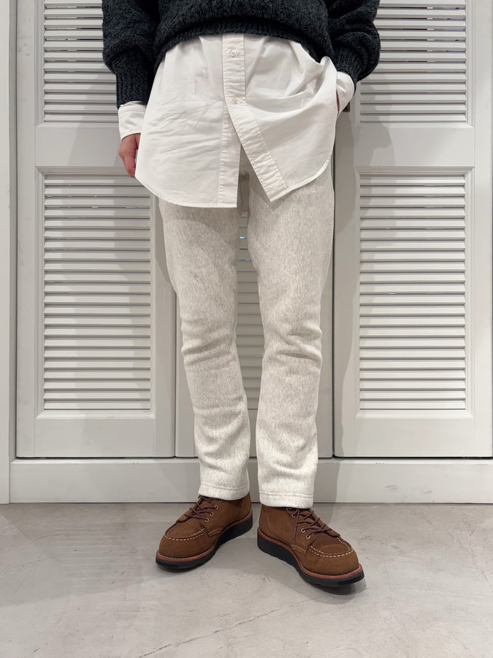 ホワイト系のスウェットパンツ、その他のメガネを着用したレディースの秋コーディネートの6枚目の写真